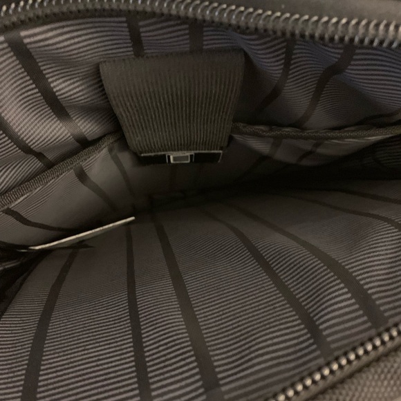 Kenneth Cole Reaction Crossbody Case - Picture 9 of 15